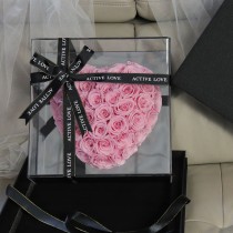 Konservierte Rosen in Herzform in einer Geschenkbox