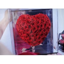 선물 상자에 담긴 하트 모양의 보존 장미