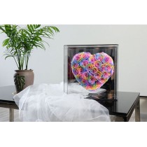 उपहार बॉक्स में हृदय आकार के संरक्षित गुलाब