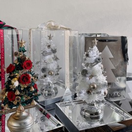 Kleiner Weihnachtsbaum bestehend aus konservierten Blumen