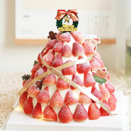 Gâteau d'anniversaire aux fraises style sapin de Noël