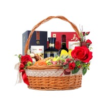 Подарочная корзина на китайский Новый год: чай, байцзю, красное вино, ассорти из свежих фруктов, орехов и сухофруктов