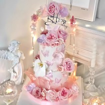 Bolo de aniversário Bloom Flowers de dois andares, redondo, com cobertura de creme de leite.