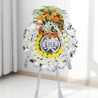 Suporte para Coroa de Flores Fúnebre - Crisântemos Brancos e Amarelos, Palmeiras Verdes, Lírios Brancos e Gerberas Laranja