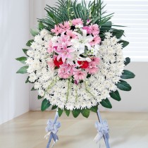 Suporte para Coroa de Flores Fúnebre - Crisântemo Branco, Folhas Verdes, Lírios Brancos e Rosa, Gérberas Rosa e Vermelhas
