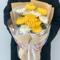 पीले और सफेद गुलदाउदी का गुलदस्ता