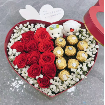 Caixa de presente em formato de coração com rosas vermelhas, chocolates e ursinhos de pelúcia « Presente encantador »