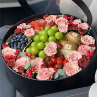 Caixa de presente com flores doces e frutas frescas