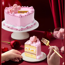 Bolo de aniversário com frutas em formato de coração rosa, perfeito para celebrar o amor.