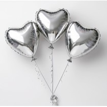 Globos plateados brillantes metálicos en forma de corazón
