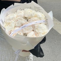 진주가 있는 11송이 흰 모란 꽃다발 « 영원한 우아함 »
