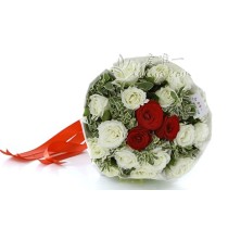 Arranjo redondo com 16 rosas brancas premium e 3 rosas vermelhas, com detalhes em euphorbia marginata e folhagens frescas.