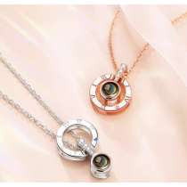 Collana Vana Memory da donna con proiezione del ciondolo: 100 modi per dire ti amo