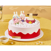 Desejamos muita saúde e longa vida a este delicioso bolo de aniversário com chantilly.