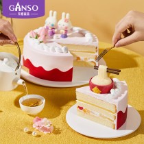 Desejamos muita saúde e longa vida a este delicioso bolo de aniversário com chantilly.