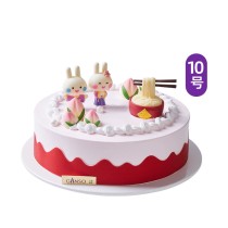 Desejamos muita saúde e longa vida a este delicioso bolo de aniversário com chantilly.