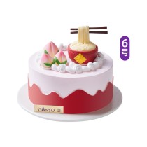 Desejamos muita saúde e longa vida a este delicioso bolo de aniversário com chantilly.