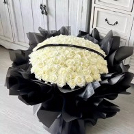 Der Strauß aus 99 weißen Rosen « Ebony Elegance »