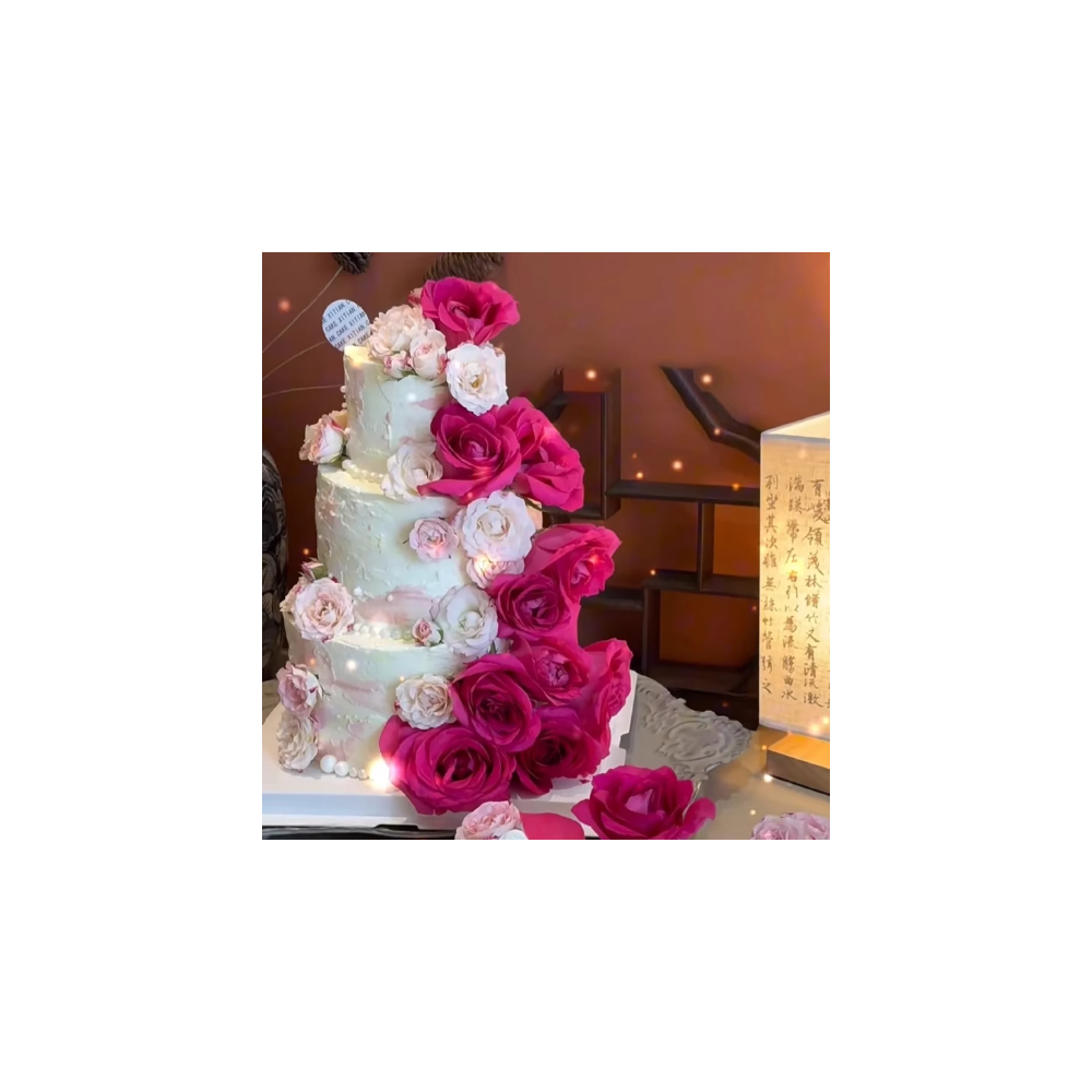 Bolo de aniversário de três camadas com flores frescas e frutas da estação.