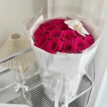 マゼンタのバラの花束「輝くエレガンス」