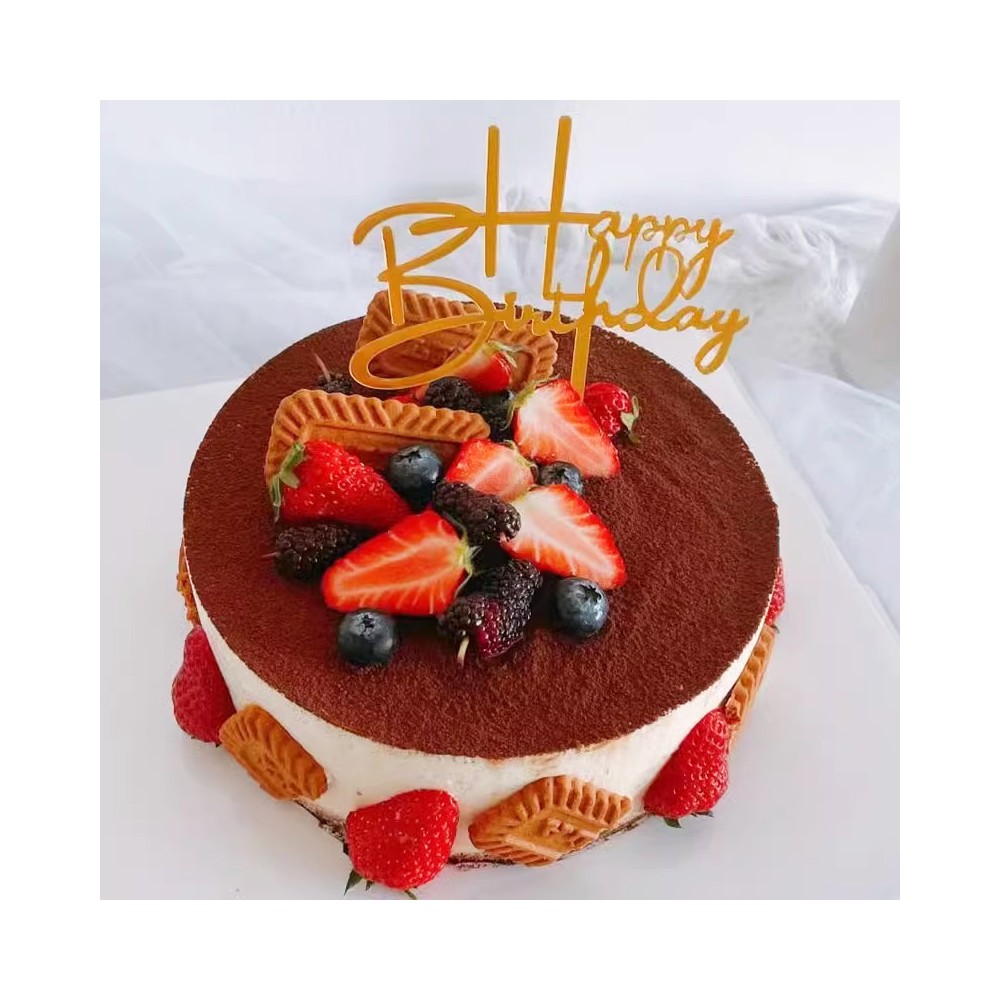 Tiramisu-Geburtstagstorte mit Erdbeeren, Blaubeeren, Brombeeren und Keksen