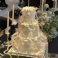 Torta di compleanno a più piani con nastro