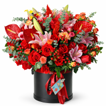 Arranjo de flores de luxo em caixa com rosas vermelhas e lírios