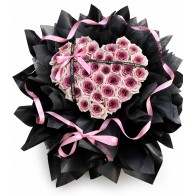 52 pflaumenfarbene Rosen · Herzförmiger Brautstrauß