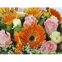 10 rosas cor-de-rosa frescas com detalhes em 6 cravos amarelos.