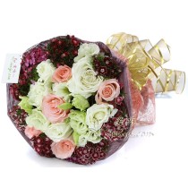 Seis rosas cor-de-rosa em plena floração e cinco rosas brancas também em plena floração, com detalhes em lisianthus e dianthus b