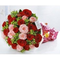 Buquê composto por 16 rosas vermelhas em plena floração e 9 rosas cor-de-rosa, com detalhes em bupleurum e folhagens frescas.