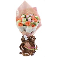 O buquê de flores «O amor nunca falha»