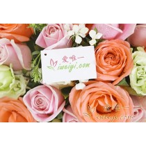 O buquê de flores «O amor nunca falha»