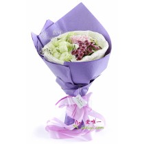 O buquê de flores «O amor cria milagres»