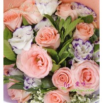 11 rosas cor-de-rosa com detalhes em lisianthus branco e roxo, gipsofila e folhagens frescas.