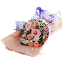 Buquê composto por 11 rosas cor-de-rosa com detalhes em lisianthus branco e roxo, gipsofila e folhagens frescas.