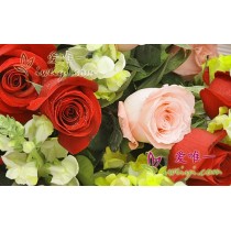 Dez rosas vermelhas em plena floração e nove rosas cor-de-rosa Diana, com detalhes em boca-de-leão amarela, licopódios e folhage
