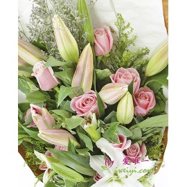 11 朵優質粉紅玫瑰，由 5 朵多莖粉色西伯利亞百合、3 朵多莖白色香水百合、補血草、一枝黃花、滿天星、大戟和新鮮綠色植物點綴。