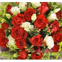 19 rosas vermelhas frescas com detalhes em lisianthus cor de champanhe, hipericão vermelho, cachos de solidago e folhagens fresc