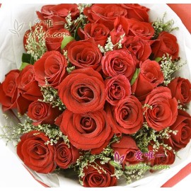 Bouquet composé de 33 roses rouges fraîches de qualité supérieure rehaussées d'herbe cristalline et de feuilles vertes..