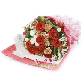 花材：10枝红玫瑰，10枝紫边黄色康乃馨，白色康乃馨，美女樱，巴西木，栀子叶。