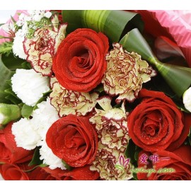 10 blühende rote Rosen, akzentuiert durch 10 mehrfarbige Nelken und weiße Nelken