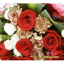 10 rosas vermelhas em plena floração, com detalhes em 10 cravos multicoloridos e cravos brancos.
