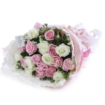 Le bouquet est composé de 8 roses de couleur blanche, de 12 roses de couleur rose et de pinathus japonicus.