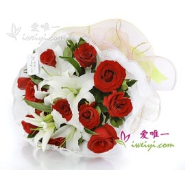 花材：12枝红玫瑰，3枝多头白色香水百合，栀子叶。