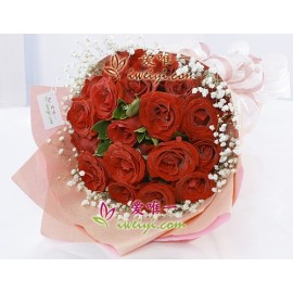 19 langstielige rote Rosen in voller Blüte, akzentuiert mit Schleierkraut und frischem Grün.