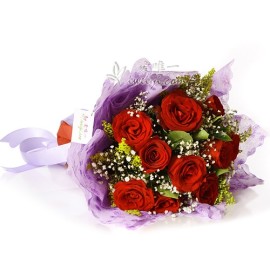 Le bouquet est composé de 11 roses de couleur rouge, de solidago decurrens et de gypsophiles.