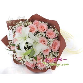 16 rosa Rosen, akzentuiert mit 2 mehrstämmigen weißen Parfümlilien, Schleierkraut und frischem Grün.