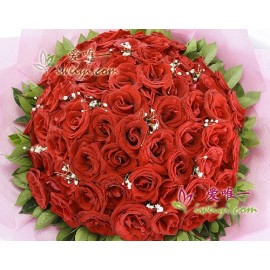 99 blühende, frische rote Rosen, akzentuiert mit Schleierkraut und frischem Grün.