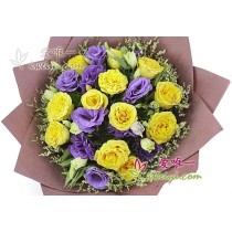 Buquê de rosas amarelas e lisianthus roxos